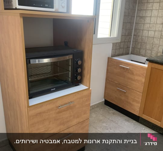 ארון עץ עם מיקרוגל ותנור אפייה